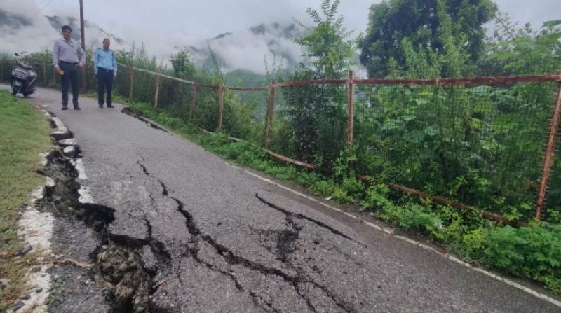 पहाड़ों में भू-धंसाव से बढ़ी चिंता, वैज्ञानिक पैमानों पर विकास की दरकार