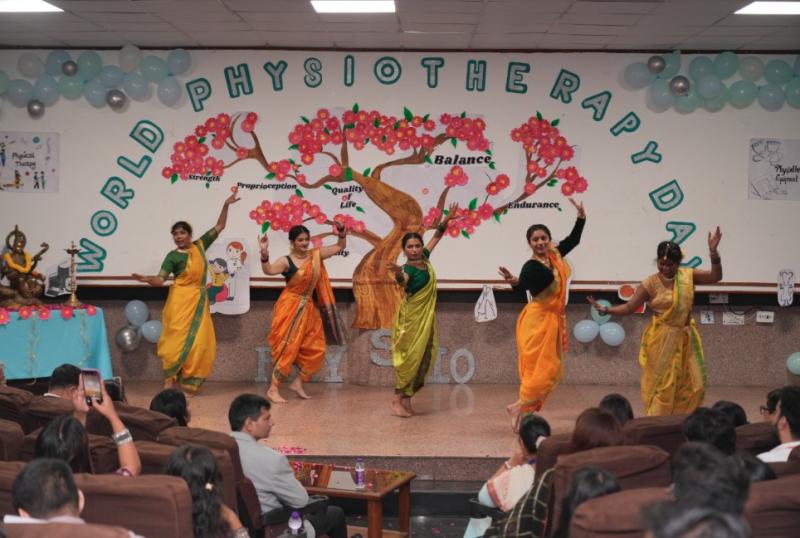 छात्र-छात्राओं ने पोस्टर, कविता और सांस्कृतिक प्रस्तुतियों से फिजियोथेरेपी का महत्व बताया