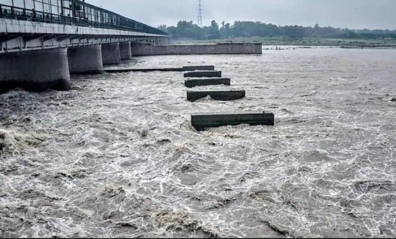 दिल्ली में यमुना नदी का जलस्तर खतरे के निशान से ऊपर, कई इलाकों में बाढ़ जैसी स्थिति