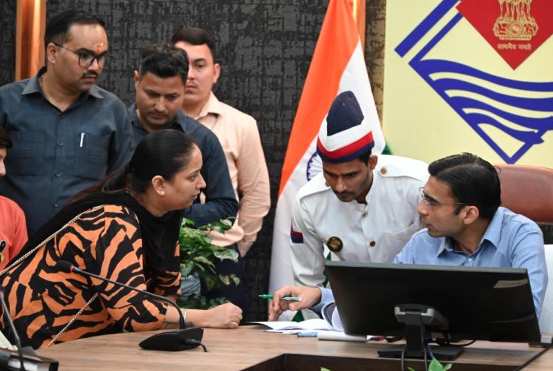 जनता दर्शन में डीएम सविन बंसल ने सुनी 151 शिकायतें, अधिकांश का मौके पर ही किया समाधान