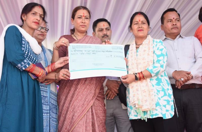 अल्मोड़ा में आयोजित सहकारिता मेले में किया स्टालों का निरीक्षण