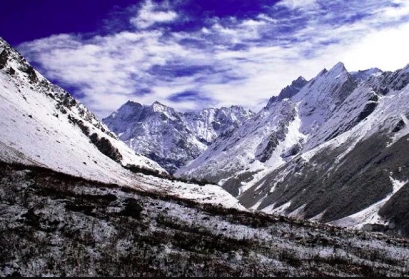 बर्फ की सफेद चादर से ढकी विश्व धरोहर फूलों की घाटी, बर्फबारी का आनंद लेने पहुँच रहे हजारों पर्यटक