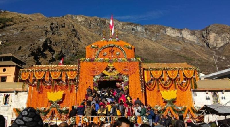 विधि विधान के साथ बंद हुए बदरीनाथ धाम के कपाट
