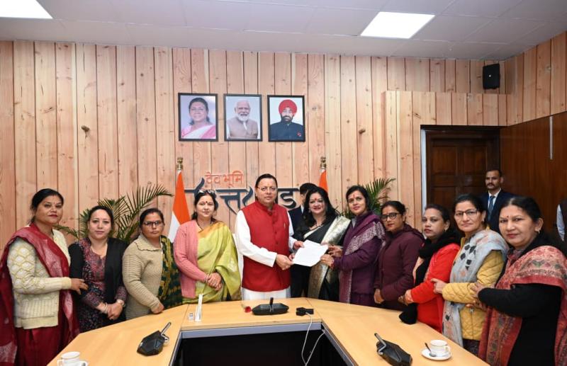 मुख्यमंत्री धामी से मिलीं आंगनबाड़ी कार्यकत्रियां, विभिन्न मांगों को लेकर सौंपा ज्ञापन