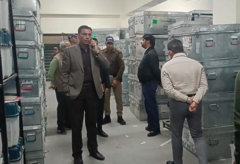 जिलाधिकारी सविन बंसल ने EVM–VVPAT वेयरहाउस का त्रैमासिक निरीक्षण किया