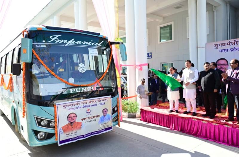 सीएम धामी ने हाईस्कूल के 240 टॉपर्स को "भारत दर्शन शैक्षिक भ्रमण" के लिए किया रवाना