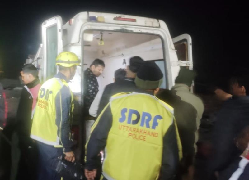 टिहरी के ब्यासी क्षेत्र में अनियंत्रित होकर गहरी खाई में गिरा वाहन, SDRF ने किया रेस्क्यू
