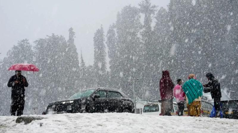 उत्तराखंड में बदला मौसम का मिजाज, पहाड़ों पर हुई बर्फबारी, मैदानों में बढ़ी ठिठुरन