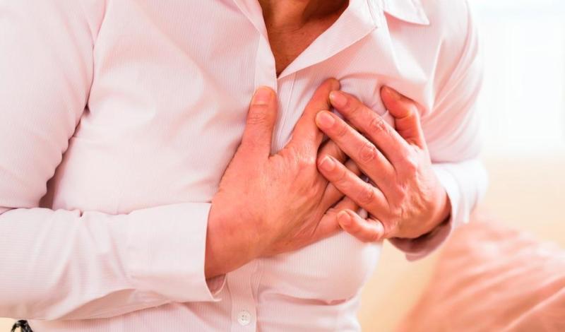 छाती में भारीपन- मामूली परेशानी या फिर किसी गंभीर बीमारी का संकेत? आइये जानते हैं
