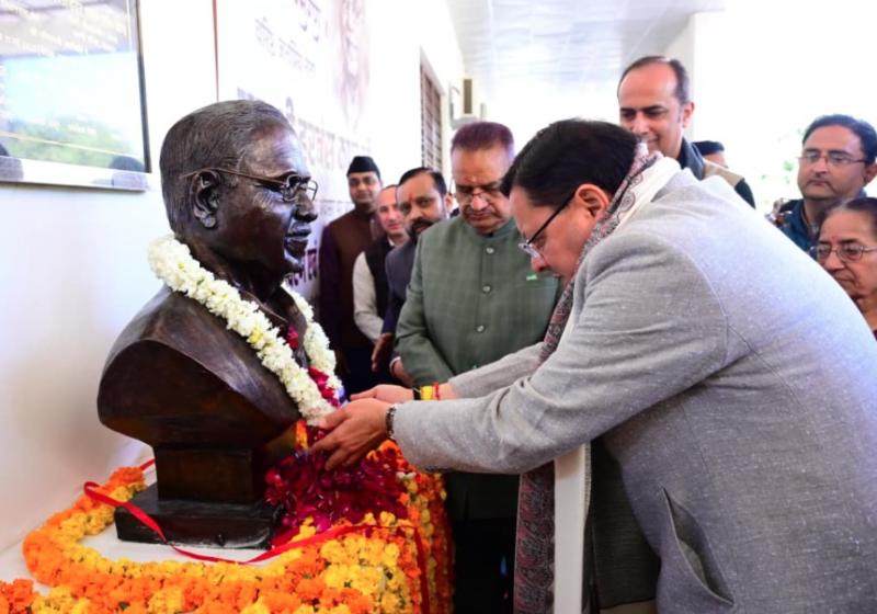 मुख्यमंत्री धामी ने स्व. हरबंस कपूर के छायाचित्र पर पुष्पांजलि अर्पित कर दी श्रद्धांजलि