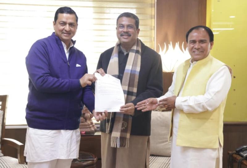 कैबिनेट मंत्री डॉ. धन सिंह रावत और सांसद अनिल बलूनी ने केंद्रीय शिक्षा मंत्री धर्मेंद्र प्रधान से की शिष्टाचार भेंट