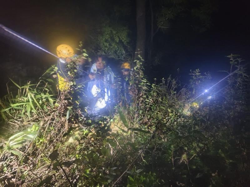 जनपद चंपावत: सुखीढांग क्षेत्रांतर्गत खाई में गिरा वाहन, एसडीआरएफ ने रेस्क्यू कर घायलों को पहुंचाया अस्पताल