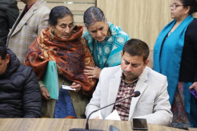 जनता दरबार में 190 शिकायतें दर्ज, कई मामलों का मौके पर समाधान
