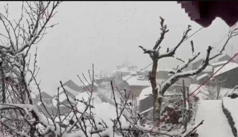 हर्षिल घाटी में भारी बर्फबारी, सुक्की टॉप पर सड़क बंद, कई गांवों का संपर्क टूटा