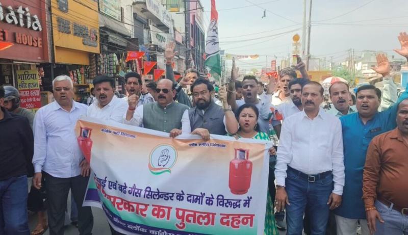 रसोई गैस और पेट्रोल-डीजल की बढ़ती कीमतों पर यूथ कांग्रेस का हल्ला बोल