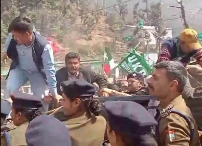 गैरसैंण में यूकेडी का प्रदर्शन, विधानसभा घेराव की कोशिश पर पुलिस से झड़प