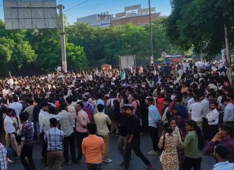 नोएडा में कर्मचारियों का हिंसक प्रदर्शन, गाड़ियों में की तोड़फोड़