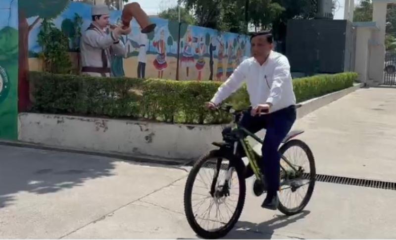 जब अफसर खुद बने मिसाल : साइकिल से दफ्तर पहुंचे बंशीधर तिवारी