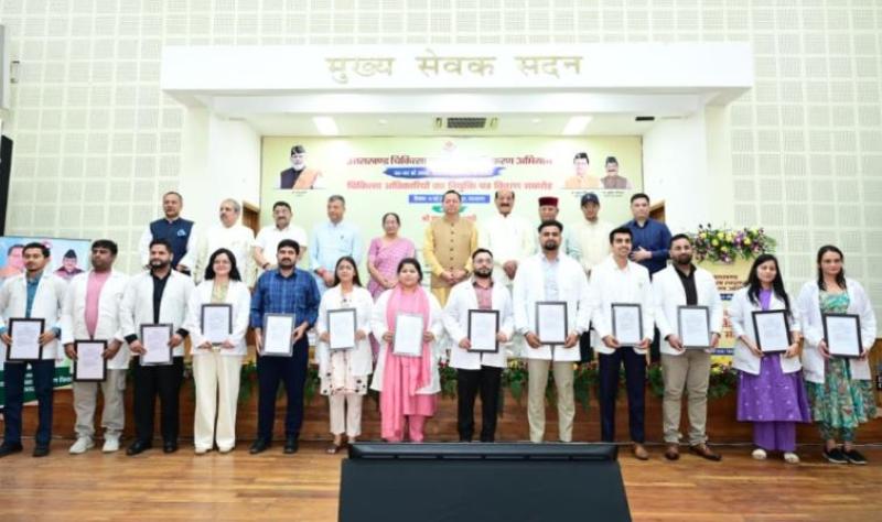 मुख्यमंत्री धामी ने 307 नव नियुक्त अभ्यर्थियों को सौंपे नियुक्ति पत्र