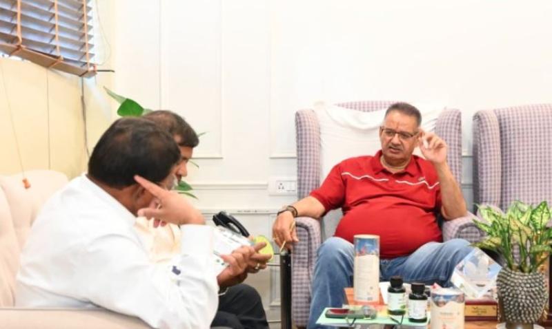 मंत्री गणेश जोशी ने कृषि एवं उद्यान विभाग के अधिकारियों के साथ की बैठक