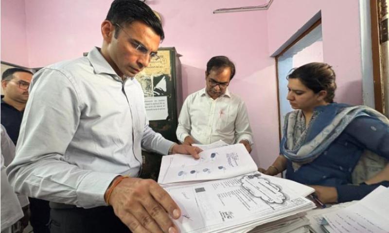 सब-रजिस्ट्रार कार्यालय में डीएम का औचक निरीक्षण, स्टांप चोरी और अवैध रजिस्ट्रियों का हुआ खुलासा