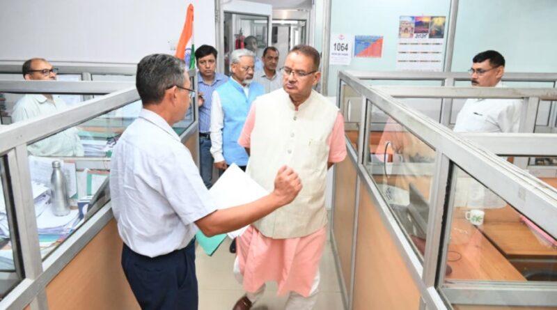 इलेक्ट्रिक स्कूटर से उपनल मुख्यालय पहुंचे मंत्री गणेश जोशी, किया औचक निरीक्षण