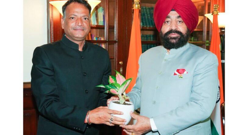 राज्यपाल से मिले मुख्य विकास अधिकारी अरविंद कुमार पांडेय