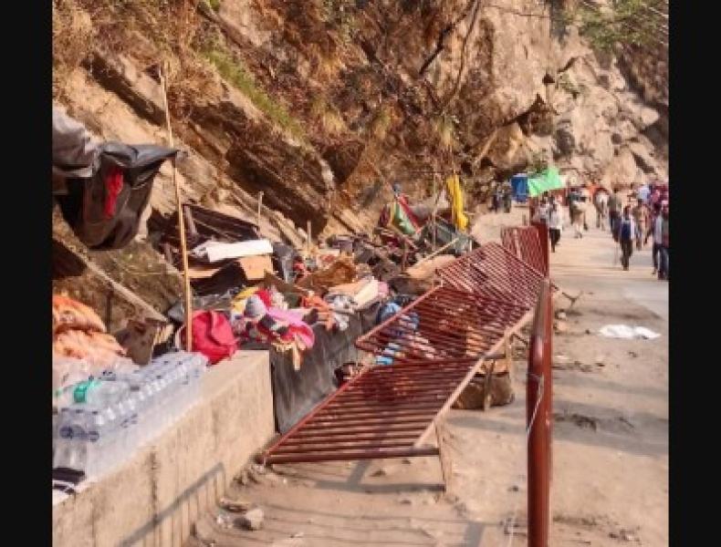 सोनप्रयाग के पास हनुमान मंदिर मार्ग पर पत्थर गिरने से हादसा, एक की मौत, एक गंभीर घायल