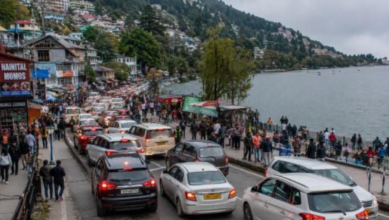 वीकेंड पर नैनीताल में उमड़ा पर्यटकों का सैलाब, पर्यटन स्थलों पर भीड़ और सड़कों पर यातायात व्यवस्था हुई प्रभावित