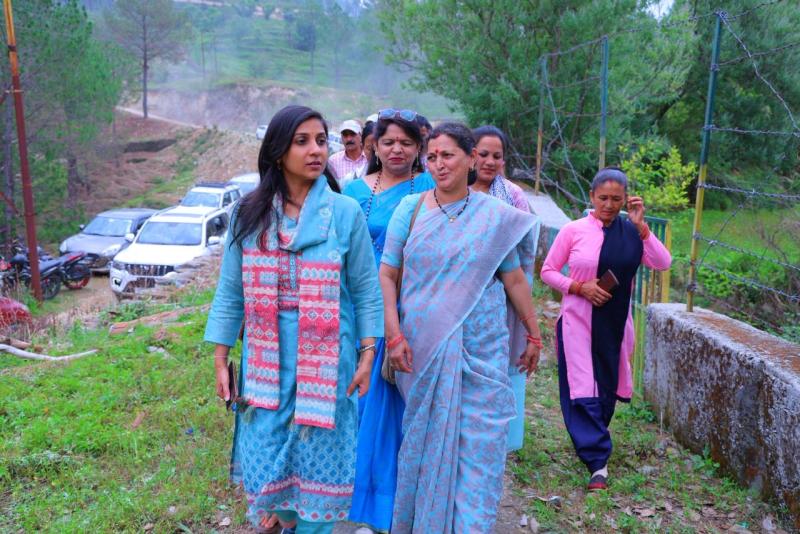 दूरस्थ गांवों तक पहुंचीं जिलाधिकारी, अस्पताल, बाजार और चौपालों में पहुंचकर जानी लोगों की समस्याएं