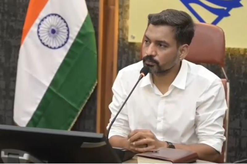 विकास योजनाओं एवं सीएम घोषणाओं की समीक्षा बैठक में डीएम ने दिए कार्यों में तेजी लाने के निर्देश