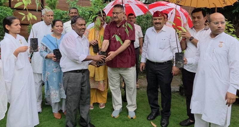 कृषि मंत्री गणेश जोशी ने विश्व पर्यावरण दिवस पर किया पौधारोपण