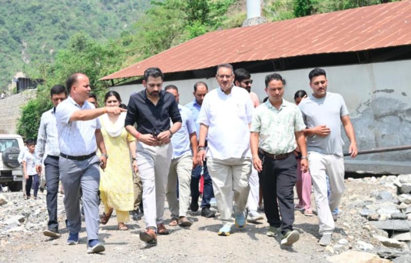 कार्लीगाड़ पहुंचकर कैबिनेट मंत्री गणेश जोशी ने लिया आपदा राहत कार्यों का जायजा