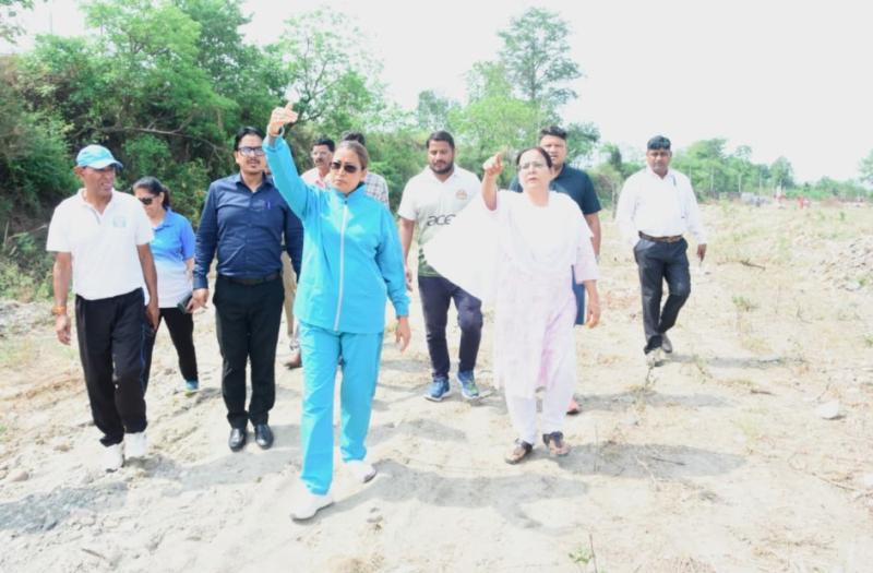 मिट्टी माथे से लगाकर बोली खेल मंत्री- "तीर्थ से कम नहीं खेल विश्वविद्यालय"