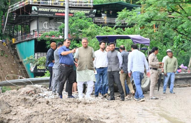 कैबिनेट मंत्री गणेश जोशी ने देहरादून-मसूरी मार्ग के क्षतिग्रस्त मार्ग का किया निरीक्षण