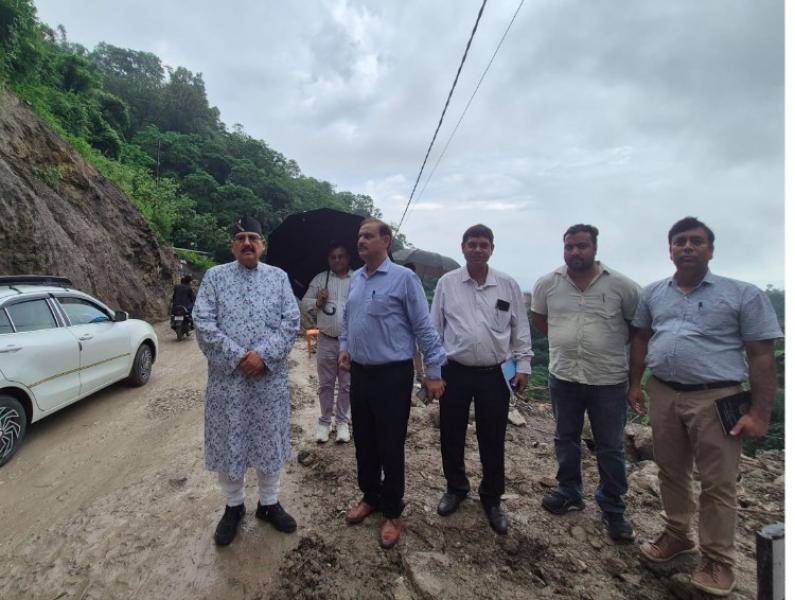 लोनिवि मंत्री महाराज ने किया मसूरी, कोल्हूखेत, पानी वाले बैंड सड़क का औचक निरीक्षण