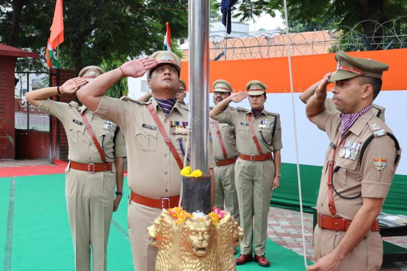 80 वें स्वतंत्रता दिवस के अवसर पर एसएसपी देहरादून द्वारा पुलिस लाइन देहरादून में किया ध्वजारोहण