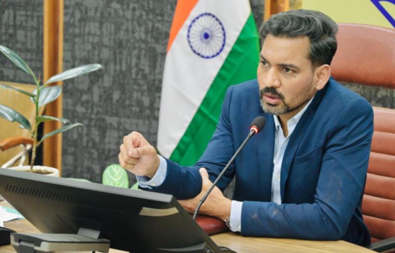 सड़क सुरक्षा में जनभागीदारी जरूरी, सभी विभाग करें समन्वित प्रयास- डीएम