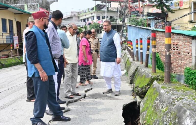 चिड़ोंवाली में क्षतिग्रस्त पुल का मंत्री गणेश जोशी ने किया निरीक्षण