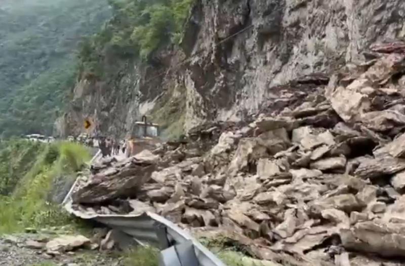 ऋषिकेश-बदरीनाथ हाईवे ठप: भल्लेगांव बागवान के पास पहाड़ी से भारी मलबा गिरने से बंद हुआ मार्ग