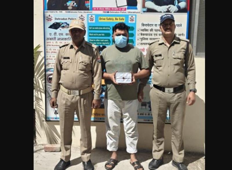 दून पुलिस की कार्रवाई: सब्जी मंडी के पास सट्टा लगाते युवक गिरफ्तार, 3,220 रुपये बरामद