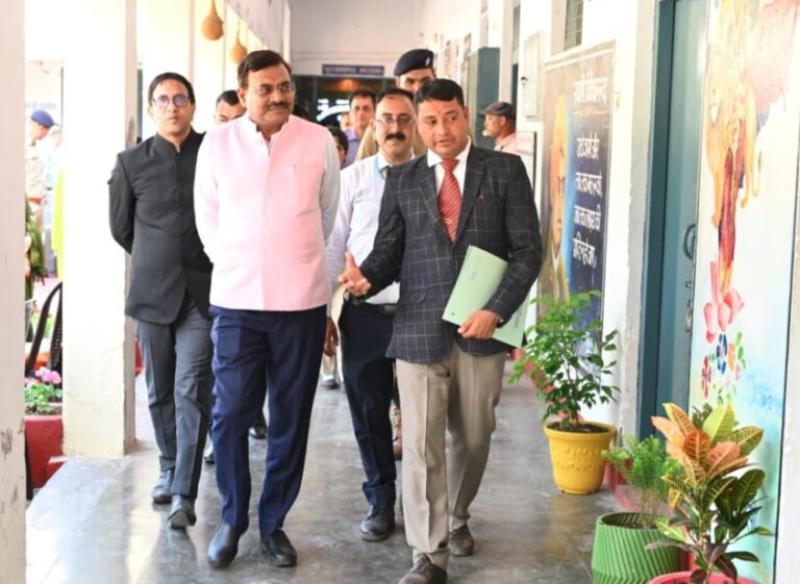 चिन्यालीसौड़ हवाई पट्टी पहुंचे मुख्य सचिव आनंद बर्द्धन, सामरिक और बुनियादी सुविधाओं का लिया जायजा