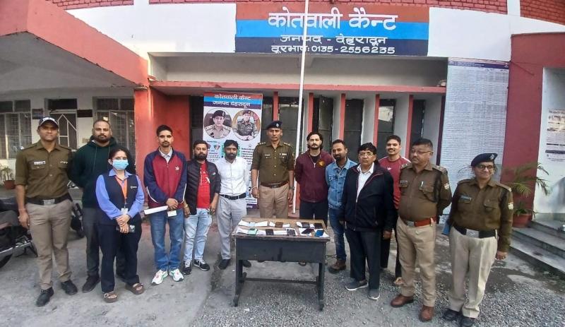 देहरादून पुलिस ने बरामद किए 8 गुम हुए मोबाइल फोन, मालिकों को लौटाई उनकी खोई संपत्ति