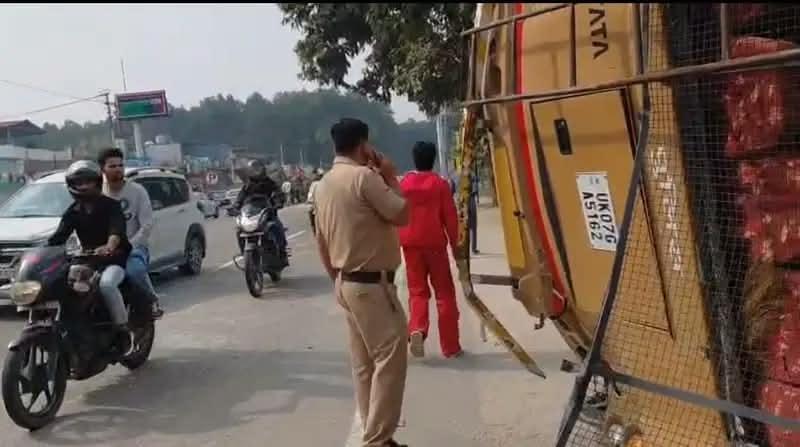 आशारोड़ी चेकपोस्ट पर फिर हादसा, ट्रक ने पुलिस वैन को मारी टक्कर, कई पुलिसकर्मी घायल