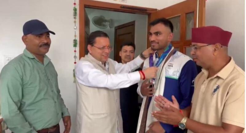 एशियन गेम्स में कांस्य पदक जीतने वाले बॉक्सर कपिल पोखरिया ने मुख्यमंत्री धामी से की भेंट