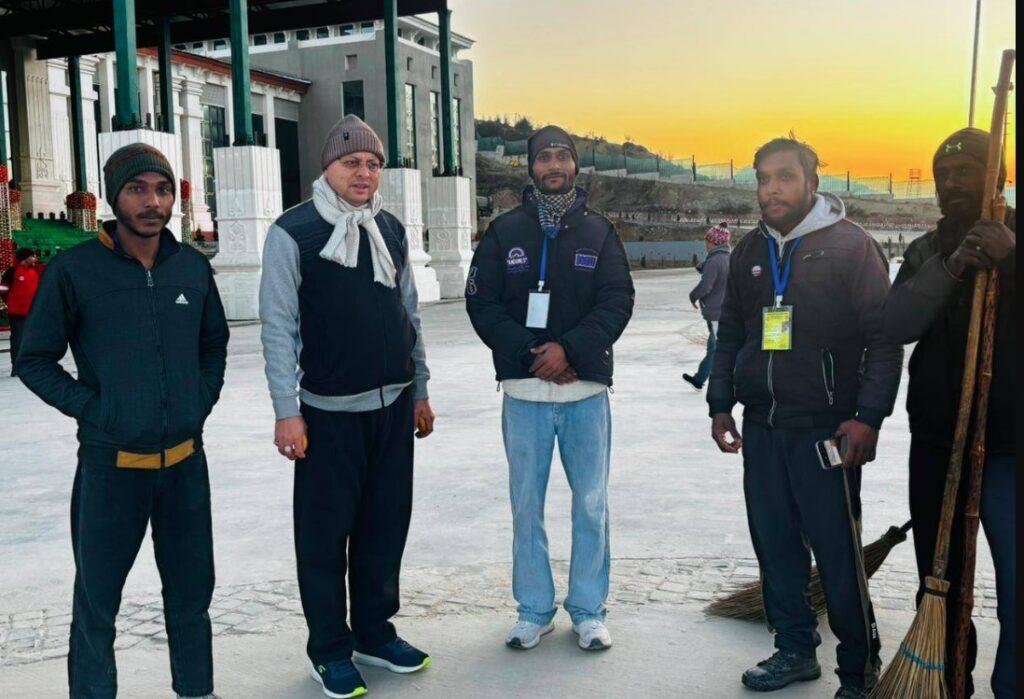 विधानसभा सत्र में योगदान दे रहे कर्मचारियों से मिले सीएम धामी