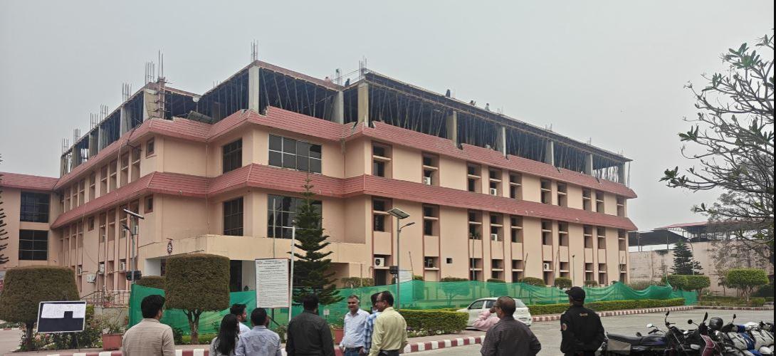 अवैध निर्माण पर एमडीडीए की सख्त कार्रवाई, धौरण रोड स्थित अवैध रूप से निर्मित एवं संचालित “हेल्पिंग हेल्थ” हॉस्पिटल सील