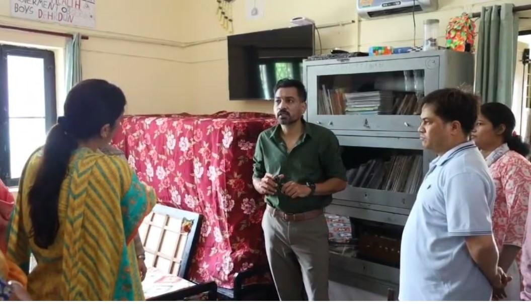 डीएम डॉ0 आशीष चौहान ने नारी निकेतन, बाल सुधार गृह एवं किशोरी गृह का किया निरीक्षण