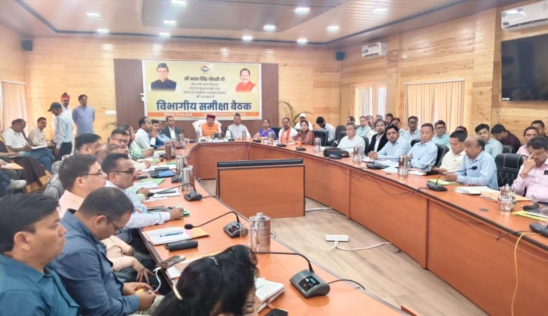 कैबिनेट मंत्री भरत सिंह चौधरी ने विभागीय समीक्षा बैठक में योजनाओं की प्रगति का लिया जायजा