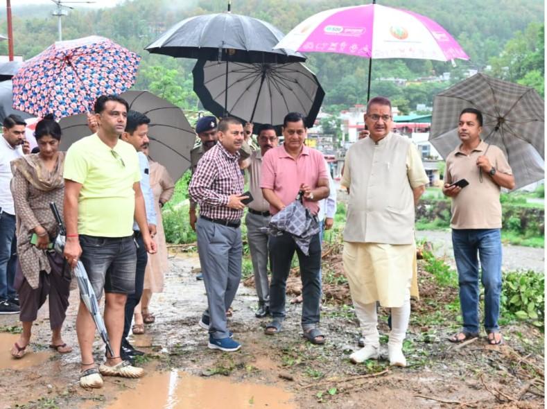 कैबिनेट मंत्री गणेश जोशी ने घट्टी गोला क्षेत्र के संपर्क मार्ग का स्थलीय निरीक्षण कर लिया व्यवस्थाओं का जायजा